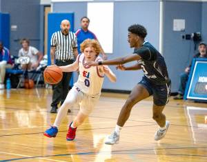 Dribble DriveR
East Jeffersons Tracycen Brown, left, gets around the defense of Cascade Christians Josiah Gopaul during a Thursday night home game played in Chimacum. The Rivals fell 63-39 to the Cougars.
Steve Mullensky/for Peninsula Daily News