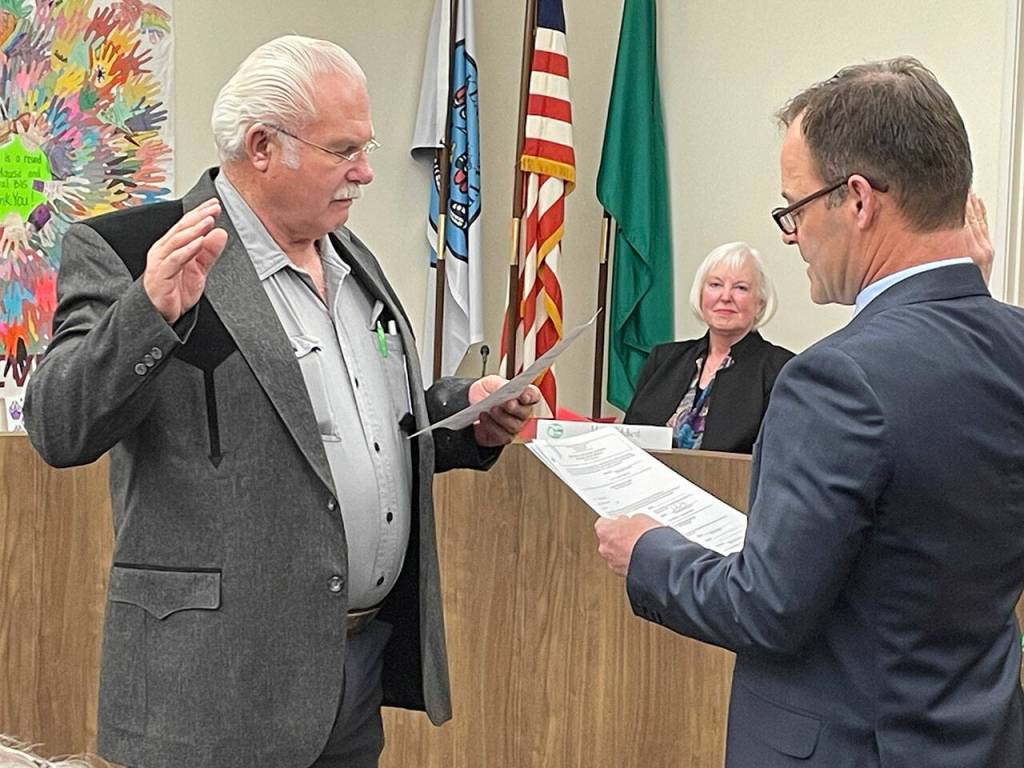 Stan Williams, left, was one of three Port Angeles School Board members sworn in by Clallam County Superior Court Judge Simon Barnhart on Dec. 14. Sandy Long and Kirsten Williams (no relation) also took the oath at the boards meeting. (Paula Hunt/Peninsula Daily News)