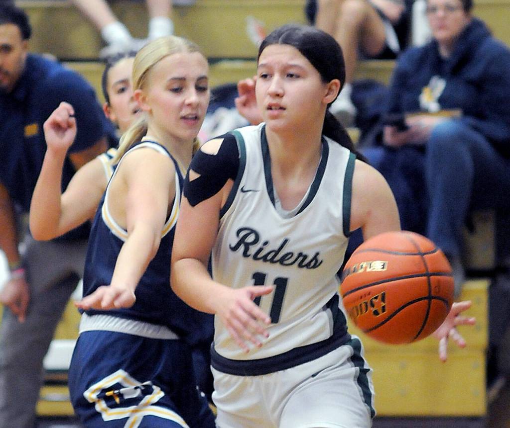 Port Angeles Lindsay Smith, right, edges past Bainbridges Carlyn Moore on Tuesday in Port Angeles. (Keith Thorpe/Peninsula Daily News)