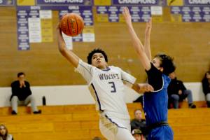Sequims Solomon Sheppard drives to the rim against North Mason on Tuesday. (Michael Dashiell/Olympic Peninsula News Group)