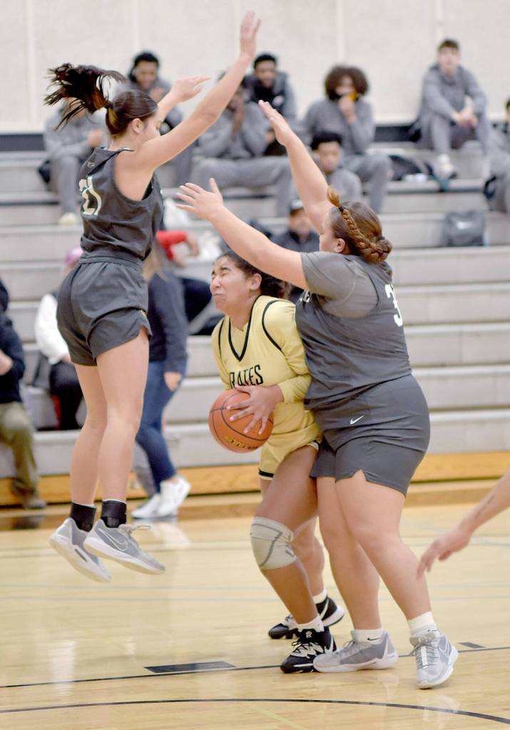 Peninsulas Jelissa Julmist, center, is caged in by Shorelines Taylor Eldredge, left, and Leiah Naeata on Wednesday at Peninsula College. (Keith Thorpe/Peninsula Daily News)