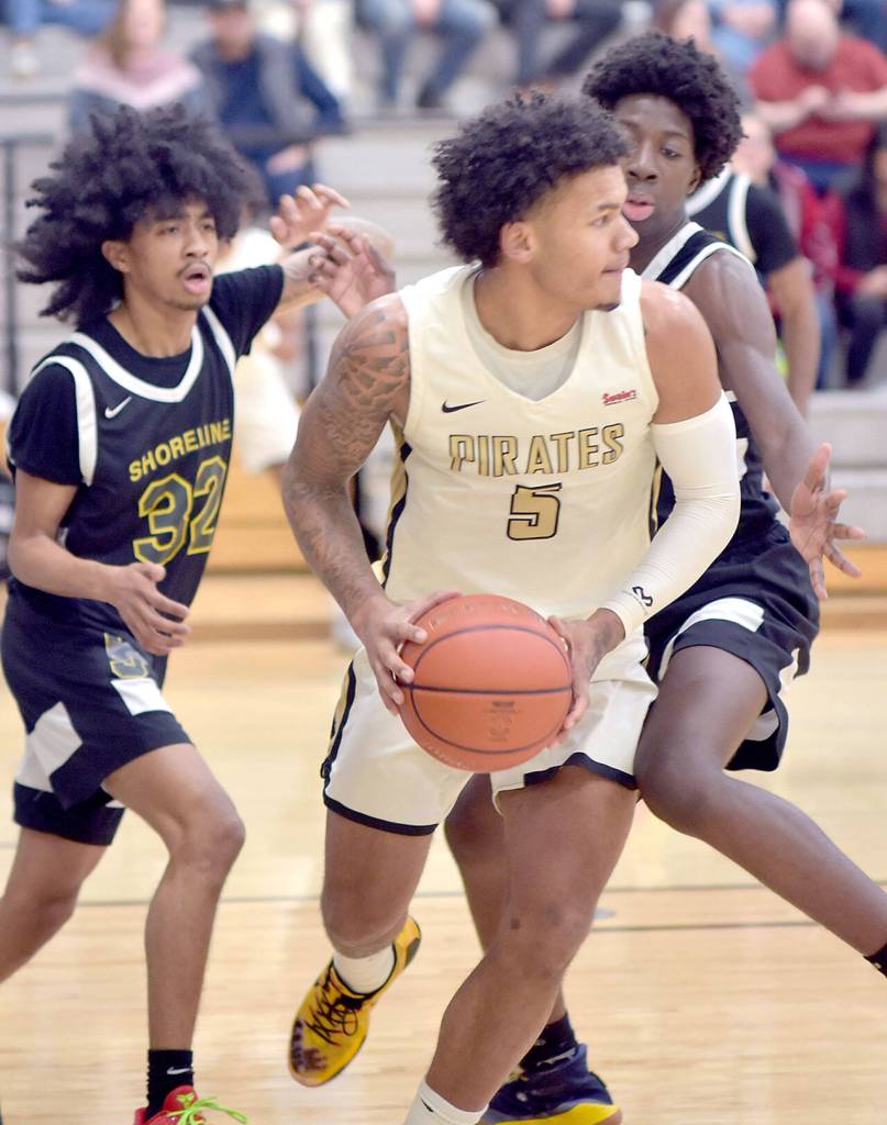 Peninsulas Javon Ervin, center, looks for an out surrounded by Shorelines Jordan Smalls, left, and Abdoulee Cham on Wednesday at Peninsula College. (Keith Thorpe/Peninsula Daily News)