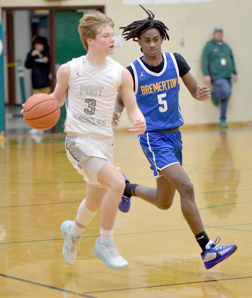 KEITH THORPE/PENINSULA DAILY NEWS Port Angeles Gus Halberg, left, is pursued by Bremertons Enoch Taylor on Thursday at Port Angeles High School.