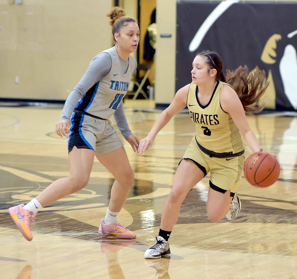KEITH THORPE/PENINSULA DAILY NEWS 
Peninsula's Allie Greene, right, brings the ball into Edmonds territory as Edmonds' Jada Walters, follows along during Saturday's game at Peninsula College.