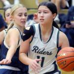 KEITH THORPE/PENINSULA DAILY NEWS
Port Angeles Lindsay Smith, right, edges past Bainbridge'a Carlyn Moore on Tuesday in Port Angeles.