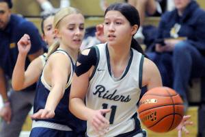 KEITH THORPE/PENINSULA DAILY NEWS
Port Angeles Lindsay Smith, right, edges past Bainbridge'a Carlyn Moore on Tuesday in Port Angeles.