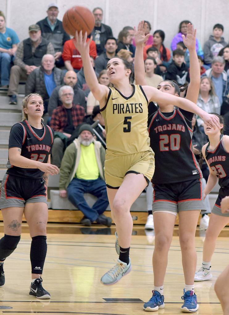 Peninsulas Alexa Mackey, center, goes for a layup surrounded by Everetts Ashlee Kluin, left, and Ghadir Ramadan on Saturday at Peninsula College. (Keith Thorpe/Peninsula Daily News)