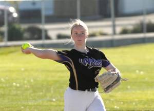 Sequim's Mia Kirner makes a play Tuesday in Sequim against North Mason. (Michael Dashiell/Olympic Peninsula News Group)