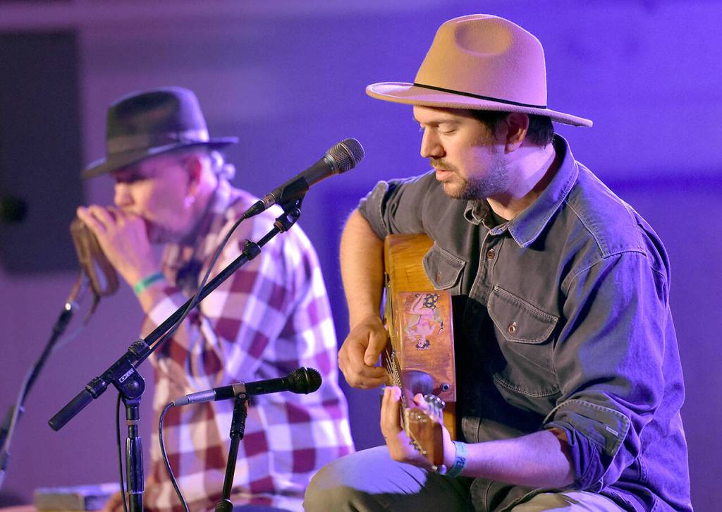 David Jacobs-Strain of Eugene, Ore., right, and Bob Beach of Pittsburgh, Pa., mesmerize the Main Stage audience on Saturday at the Juan de Fuca Festival of the Arts. (Keith Thorpe/Peninsula Daily News)