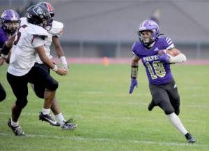 Sequims Malachi Hampton (18) had a 74-yard touchdown reception against Franklin Pierce. (Michael Dashiell/Olympic Peninsula News Group)