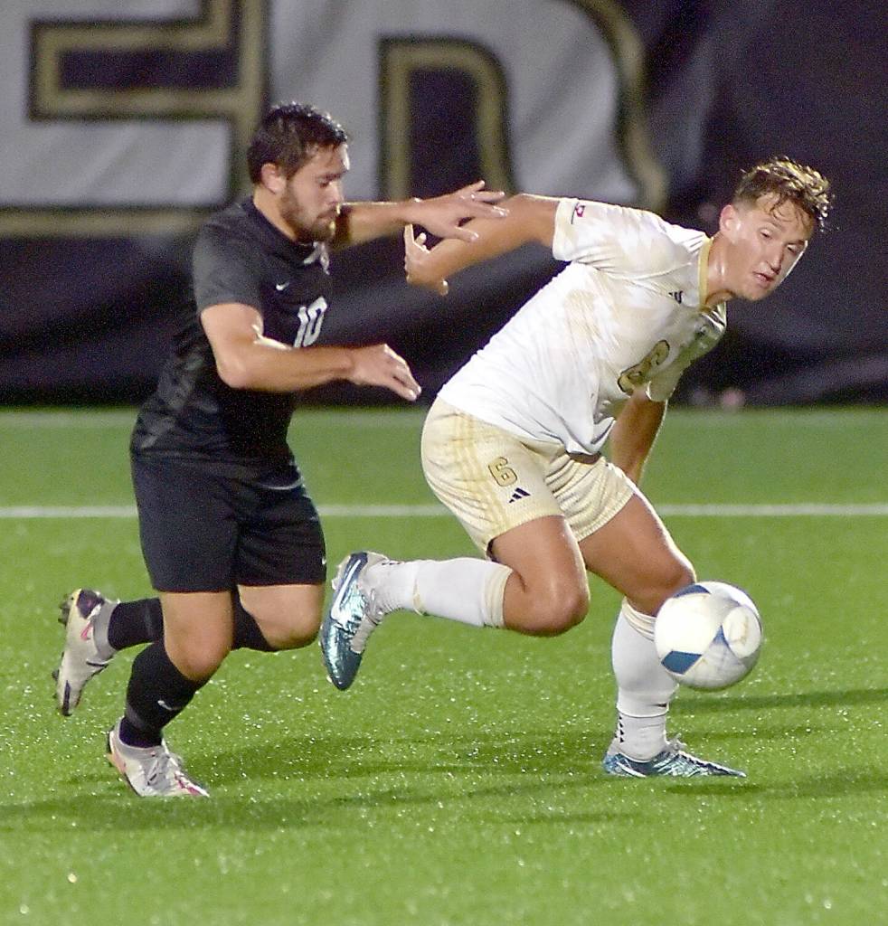 KEITH THORPE/PENINSULA DAILY NEWS 
Peninsulas Konrad Mueller, right, pushes off against Everetts Christiano Whitaker on Wednesday at Peninsula College.