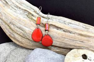 An example of Jolie Makis torch-fired enamel jewelry.