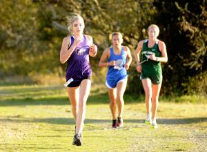 Michael Dashiell/Olympic Peninsula News Group
Sequims Dawn Hulstedt runs ahead of Olympics Brynn Fulton and Port Angeles Leia Larson during the Olympic League cross country meet at Voice of America at the Dungeness Recreation Area on Wednesday.