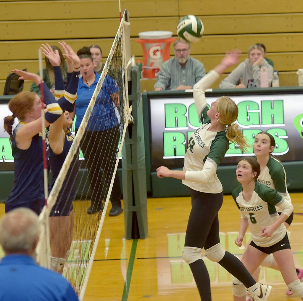 KEITH THORPE/PENINSULA DAILY NEWS Port Angeles Ayssum Larsen, center, makes the return as teammates Kaylegh Sargent and Hannah Hairell keep watch on Thursday against Bainbridge at Port Angeles.