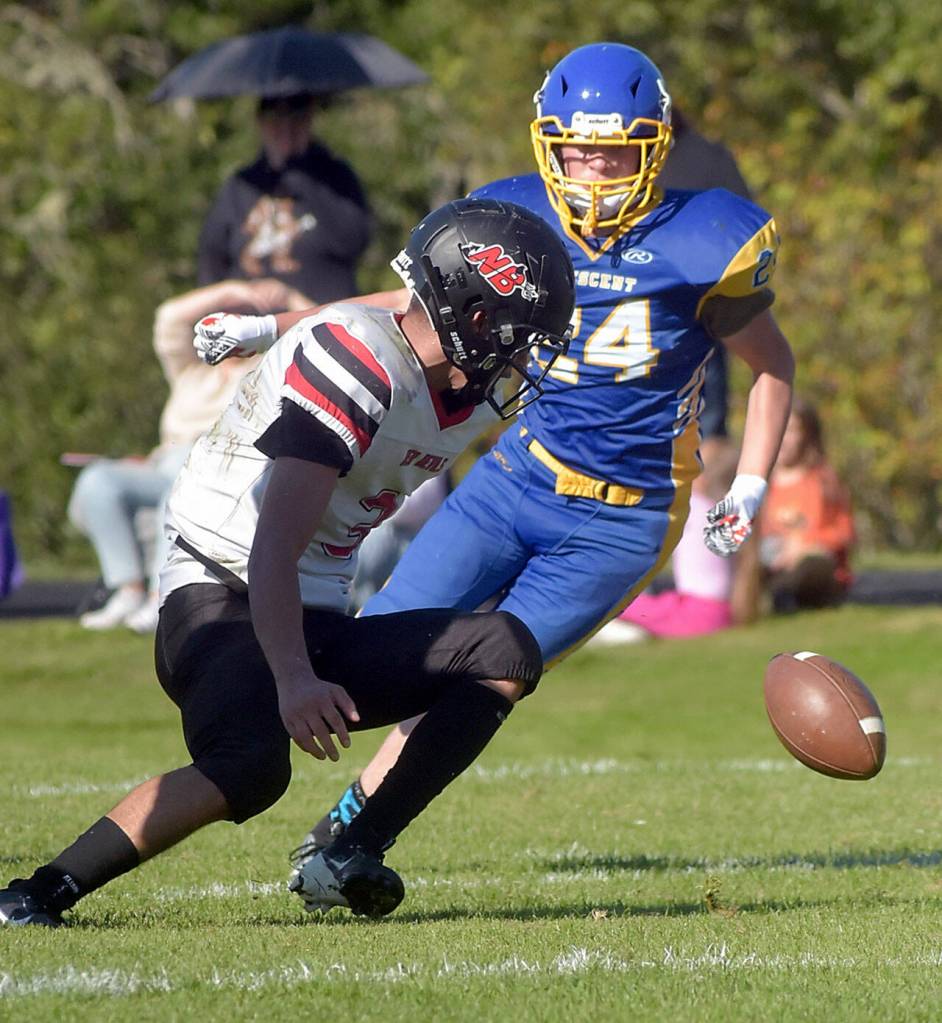 KEITH THORPE/PENINSULA DAILY NEWS
Neah Bay's Caleb Cummins, left, dives for a fumble as Crescent's Aiden Thompson-Lacy closes in on Saturday in Joyce.