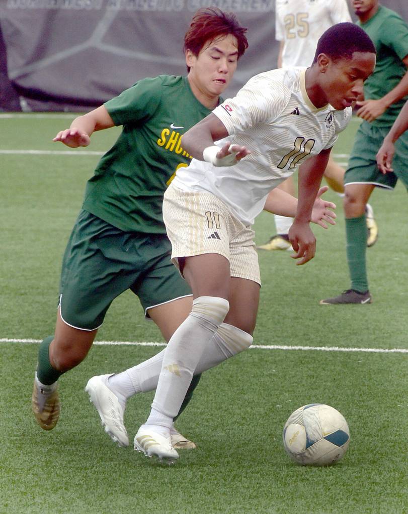 KEITH THORPE/PENINSULA DAILY NEWS
Peninsula's Austin Collins, right, takes control pursued by Shoreline's XuanZhe Zhang on Saturday in Port Angeles.