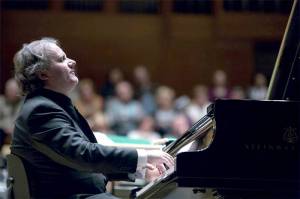 Spanish pianist Josu de Solaun will rejoin the Port Angeles Symphony Orchestra in concert this Saturday. (Eva Ripoll)