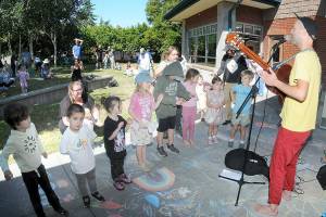 Youngsters gather on the lawn of the Port Angeles Public Library to listen to childrens entertainer Eli Rosenblatt of Seattle as part of the Port Angeles Parks and Recreation Departments citywide Day of Play. The Saturday event featured a variety of activities for children and their parents at venues across the city. (Keith Thorpe/Peninsula Daily News)