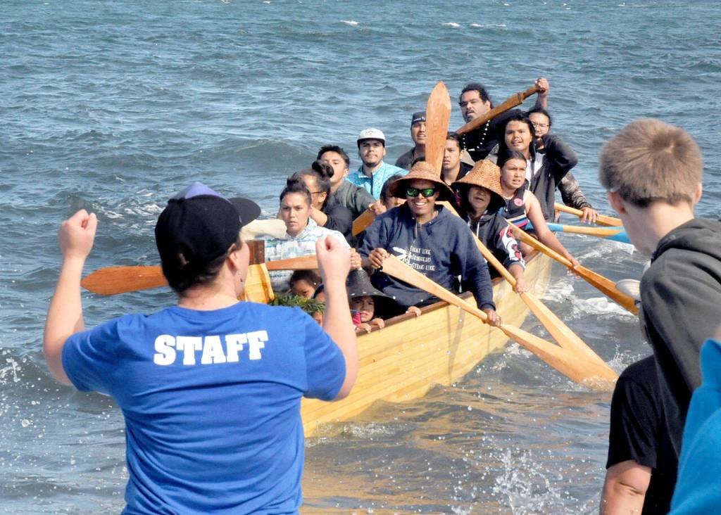 The Puyallup Canoe Family rows ashore on Thursday at Lower Elwha Klallam territory. (Keith Thorpe/Peninsula Daily News)