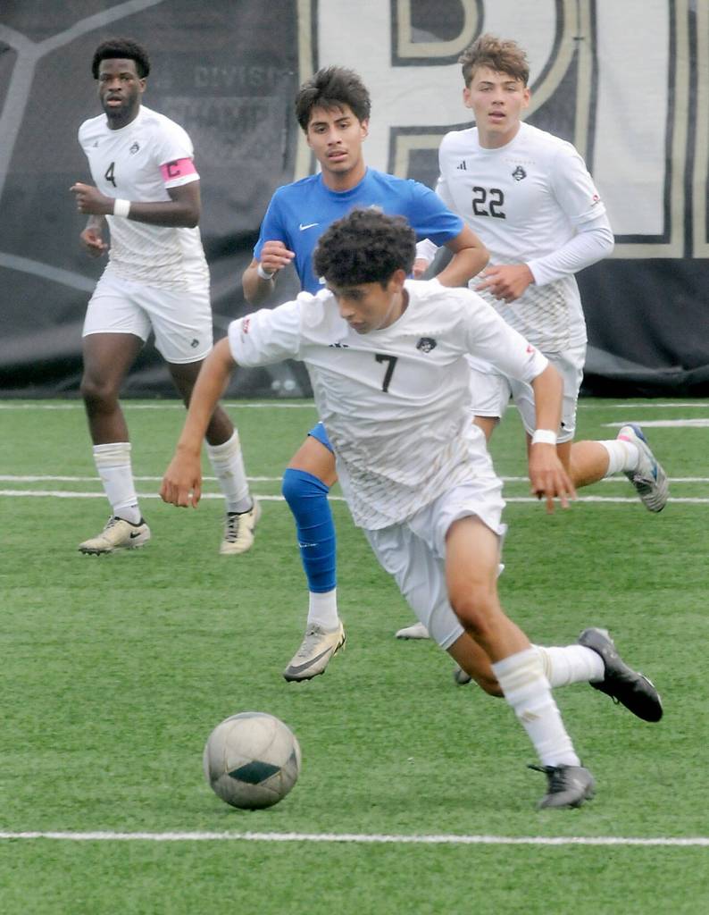 KEITH THORPE/PENINSULA DAILY NEWS
Peninsula's Angel Sandoval, front, charges downfield followed by teammates Jeremie Kuelo, left, Lovis Bienefeld and Edmonds' Angel Jimenez on Saturday at Peninsula College.