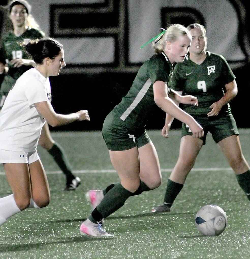 KEITH THORPE/PENINSULA DAILY NEWS
Port Angeles' Mariah Traband, center, maneauvers past Bainbridge's Maya Zick, left, as Traband's teammate Allison Fricker keeps watch on Tuesday in Port Angeles.