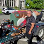 Lummi master carver Jewell James stands with the totem pole at a rally in Olympia. (SeSiLe)