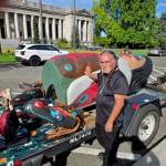 Lummi master carver Jewell James stands with the totem pole at a rally in Olympia. (SeSiLe)