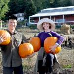 White Lotus Farms Niall Motson, left, with Jules Spruill-Smith of Space Twins Provisions. (Elijah Sussman/Peninsula Daily News)