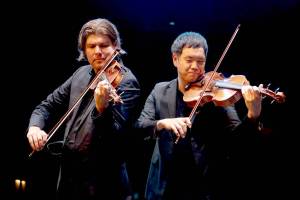 Music on the Straight founders James Garlick, left, and Richard O'Neill, performing at Field Arts and Events Hall in September. The two will return, joined by pianist Jeremy Denk and cellist Efe Baltacigil Nov. 25. (Alex Bodi Hallett)