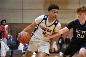 Ben Ray/The Renton Reporter
Sequims Noah Green, right, guards Lindberghs Christian Serrano on a drive to the rim on Wednesday in Renton.