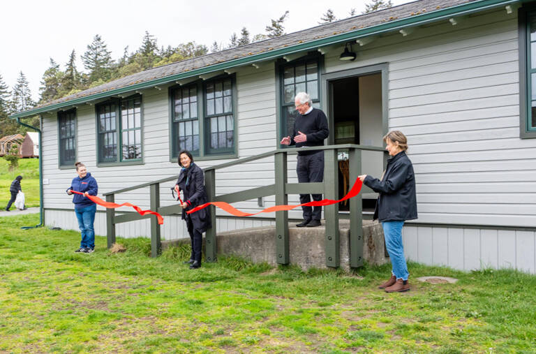 Ribbon cutting | Peninsula Daily News