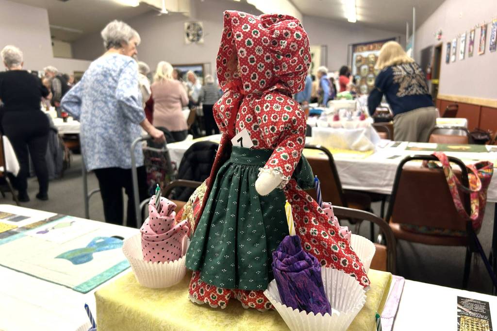 The Wearable Fashion Show featured 15 participants at the Sunbonnet Sue Quilt Clubs 40th anniversary party. (Matthew Nash/Olympic Peninsula News Group)
Centerpieces featured small sunbonnet Sues or small sewing machines for the Sunbonnet Sue Quilt Clubs 40th anniversary party. (Matthew Nash/Olympic Peninsula News Group)