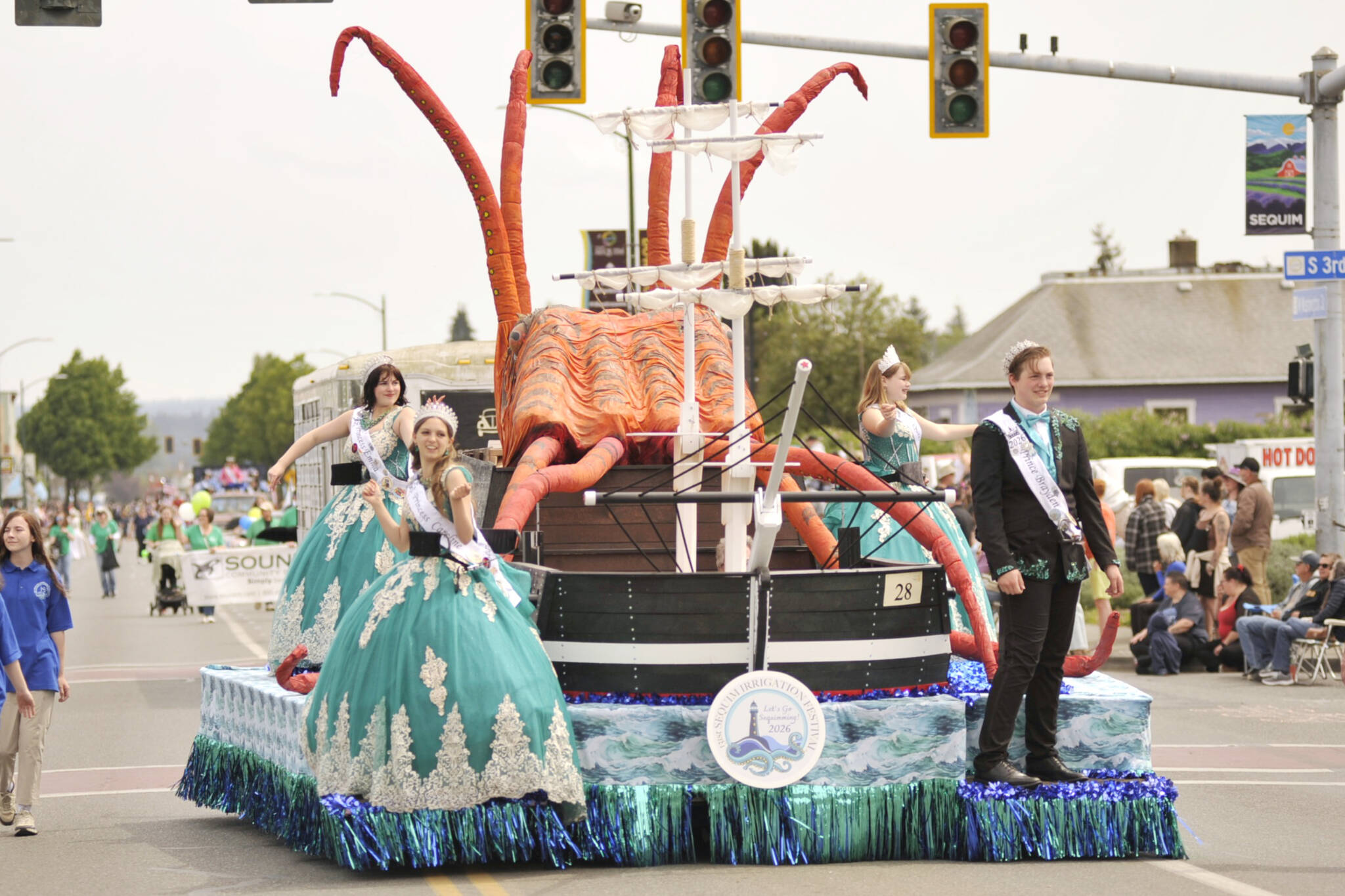 Festival float | Peninsula Daily News