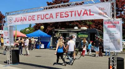 A free street fair at the Juan de Fuca Festival of the Arts opened to the public on Friday. The event will continue through Sunday in Port Angeles. (Dave Logan/For Peninsula Daily News)